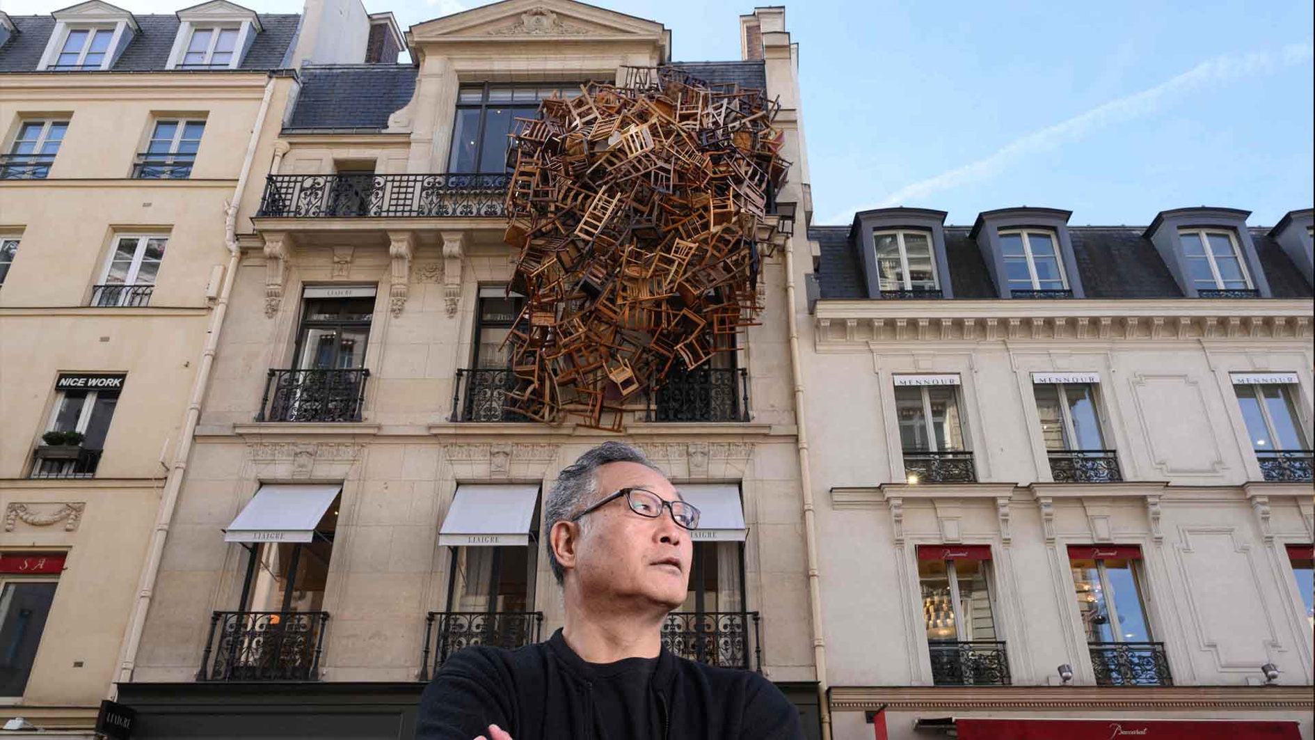 الفنان تاداشي كاواماتا يزيّن واجهة أحد المباني في باريس بمجموعة من الكراسي