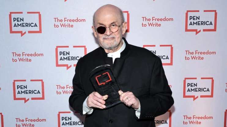  سلمان رشدي خلال حفلة PEN America الأدبية لعام 2023 في متحف التاريخ الطبيعي الأمريكي في مدينة نيويورك في 18 مايو (أيار) 2023