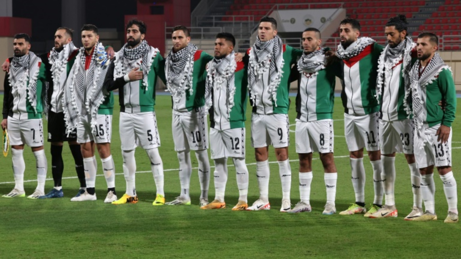 لاعبو المنتخب الفلسطيني يؤدون النشيد الوطني مرتدين الكوفيّات قبيل مواجهة لبنان في التصفيات الآسيوية المشتركة المؤهلة إلى مونديال 2026 وكأس آسيا 2027 في مدينة الشارقة الإماراتية في 16 نوفمبر 2023