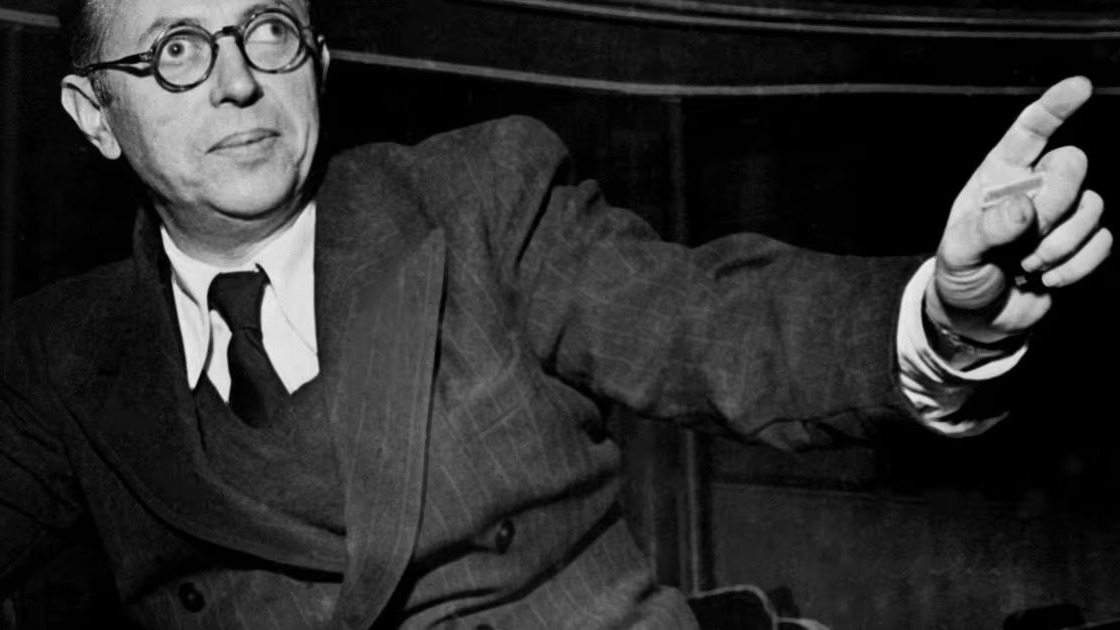 فليسوف الوجودية جان بول سارتر في صورة تعود للعام 1948
