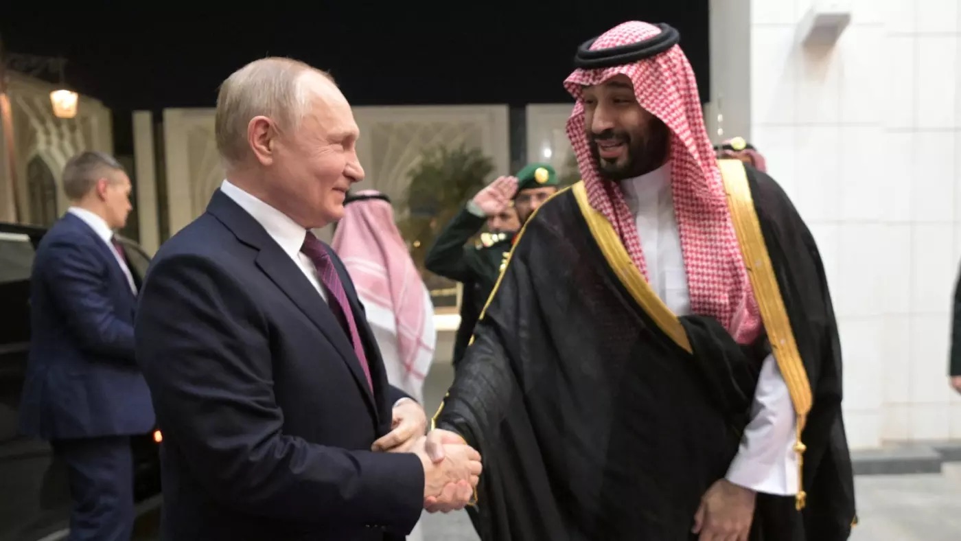 ولي العهد السعودي الأمير محمد بن سلمان مستقبلاً الرئيس الروسي فلاديمير بوتين في السعودية في 6 كانون الأول/ديسمبر 2023