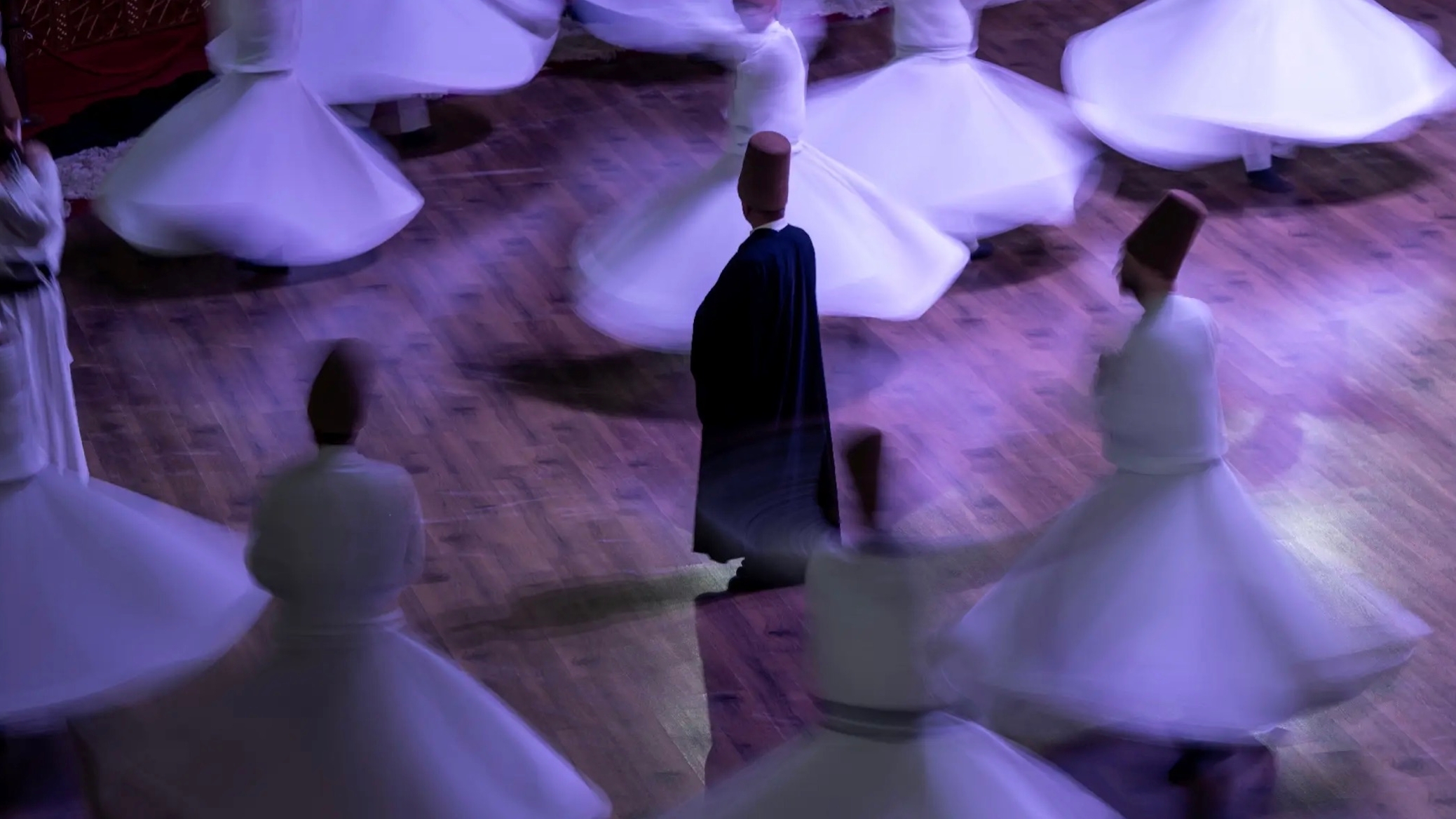 رقص في كونيا التركية في 16 كانون الأول (ديسمبر) 2023 في الذكرى 750 لوفاة جلال الدين الرومي