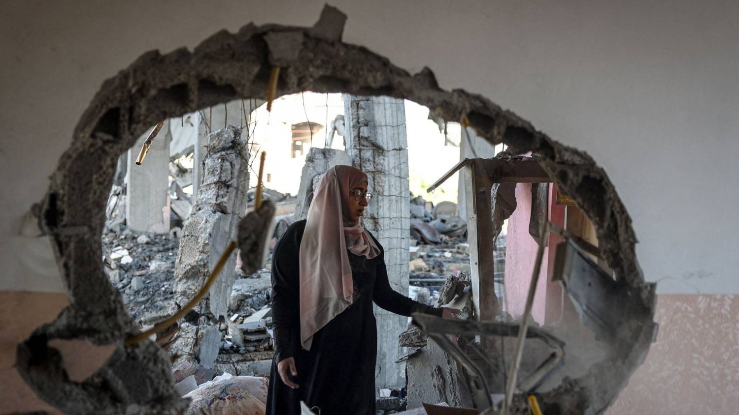 فلسطينية تتفقد منزلها المدمر في رفح في 20 نيسان (أبريل) 2024