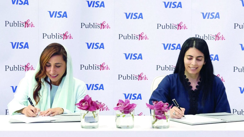 بدور القاسمي (يسار) وسعيدة جعفر خلال توقيع الاتفاقية