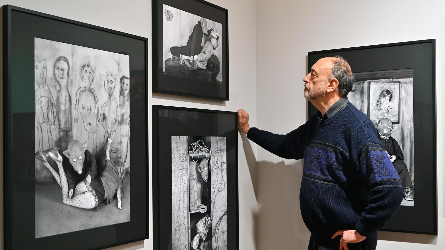 روجر بالين بجانب شخصية روجر الجرذ: في هذه السلسلة من الصور، يسعى لاستكشاف الهو لدى البشرية