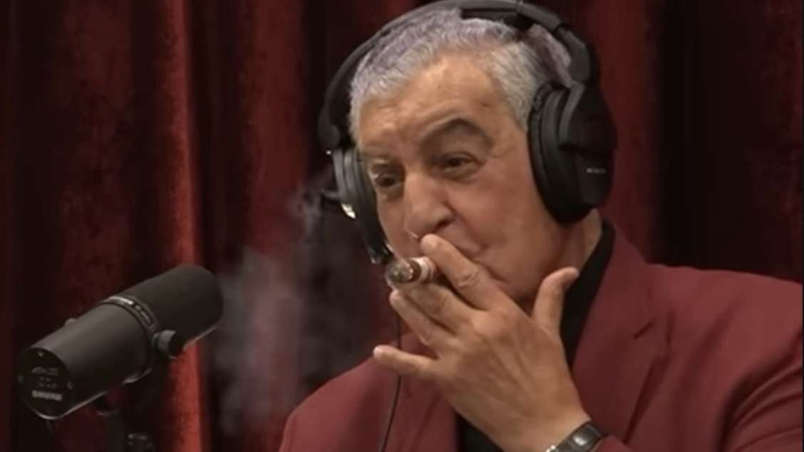 مشهد من لقاء جو روغان مع د. زاهي حواس