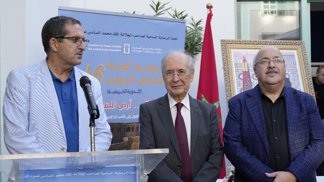 حاتم البطيوي امين عام مؤسسة منتدى أصيلة يلقي كلمة في حفل توقيع المجموعة القصصية للكاتب والوزير والسفير السابق محمد يسعد العلمي وبدا الى جانبه الكاتب والناقد المغربي شرف الدين ماجدولين