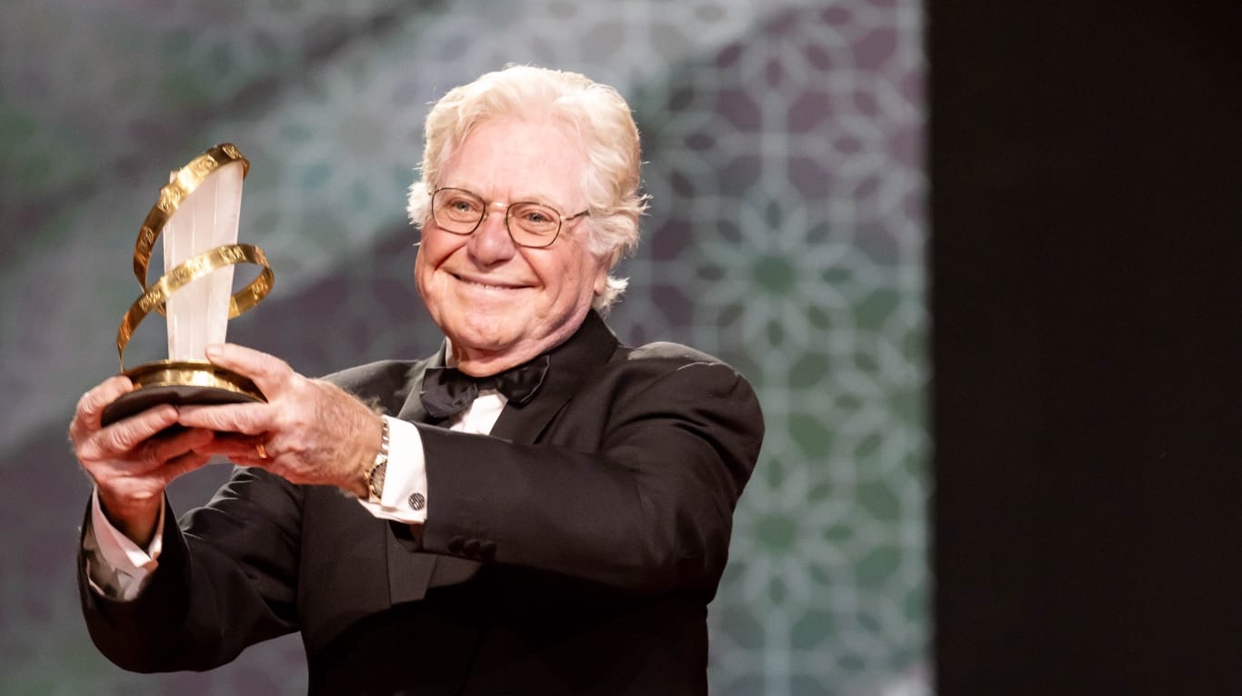 حسين فهمي لدى تسلمه درع التكريم في مهرجان مراكش