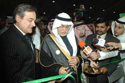 وزير الإعلام السعودي مع السفير البرازيلي خلال افتتاح المعرض
