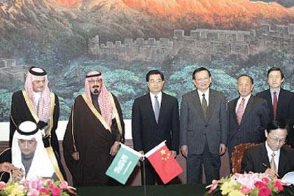 خادم الحرمين الشريفين والرئيس الصيني خلال حفلة توقيع الاتفاقات 