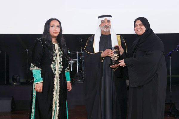 الشيخ نهيان آل نهيان مع الدكتورة ميثاء القاسمي ورئيس تحرير مجلة فوربس خلود العميان