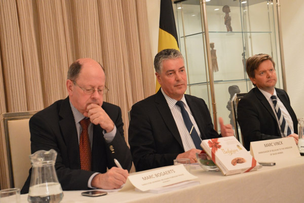 مارك فينك سفير بلجيكا في الرياض خلال المؤتمر الصحافي