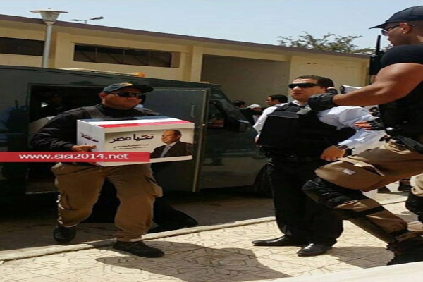 أفراد أمن ينقلون أوراق ترشح السيسي