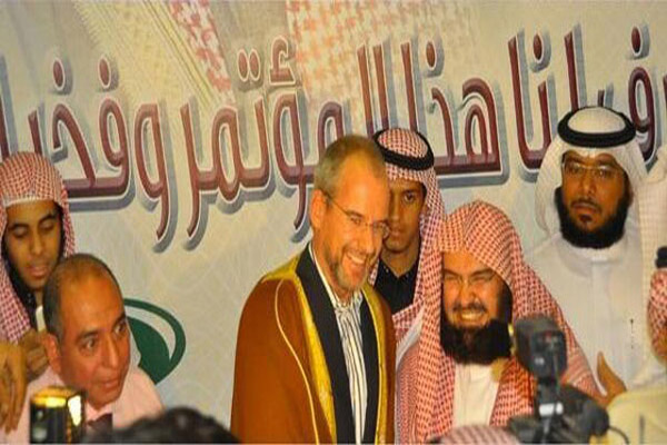الشيخ السديس يهدي عباءته إلى منتج الفيلم المسيء إلى النبي عقب إسلامه