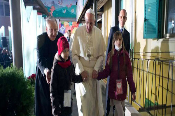 البابا فرانسيس في مستشفى للأطفال لمعايدتهم عشية عيد الميلاد