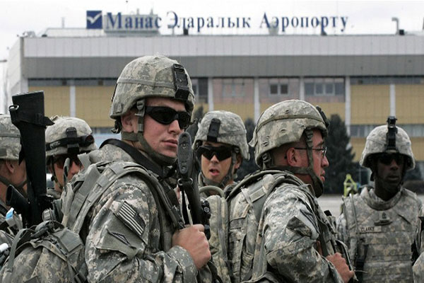 الجنود الأميركيون يغادرون مطار بشكيك الى رومانيا 