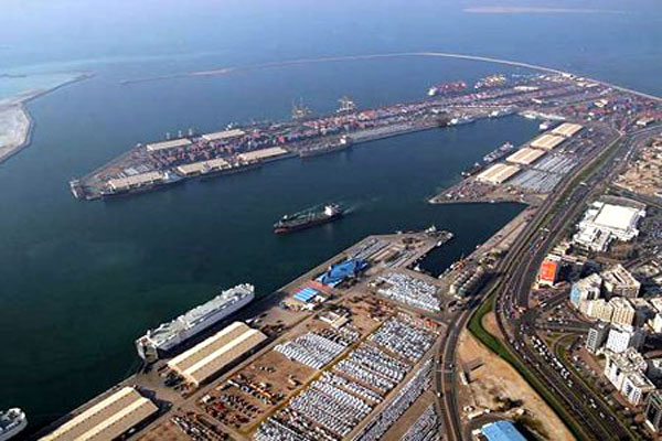 يقع ميناء راشد على الساحل الجنوبي للخليج العربي