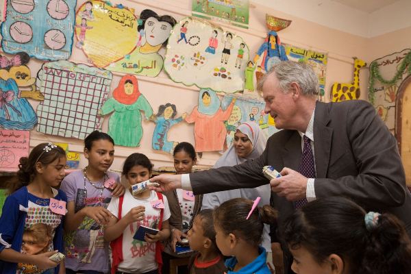 سفير الاتحاد الأوروبي يقدم وجبات غذائية لأطفال المدارس