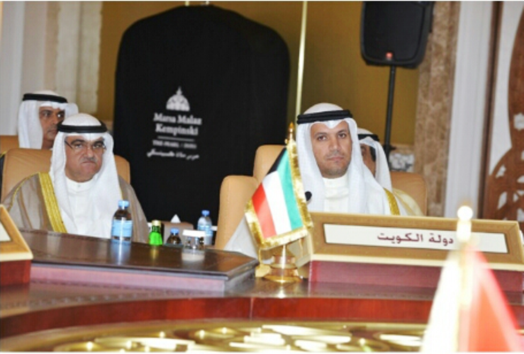 محافظ بنك الكويت المركزي الدكتور محمد يوسف الهاشل أثناء الاجتماع