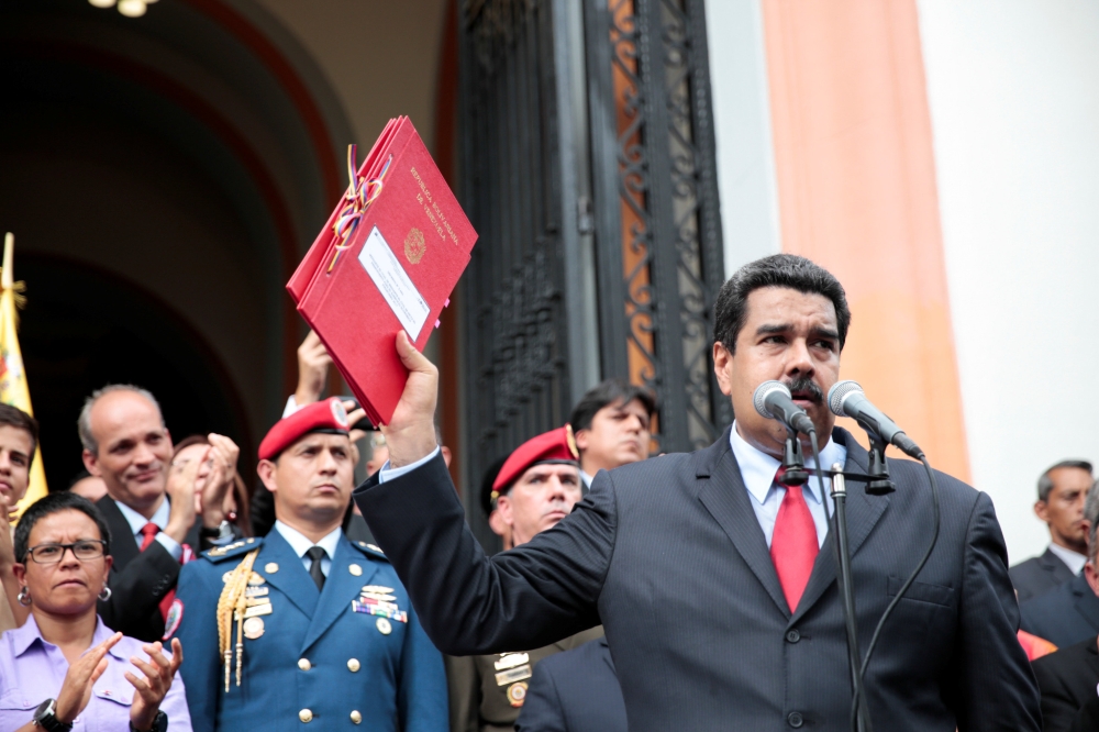 مادورو يصادق على موازنة 2017 بلا موافقة البرلمان