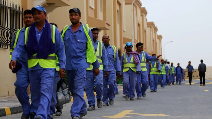 آلاف العمال غير القانونيين يستعدون لمغادرة قطر