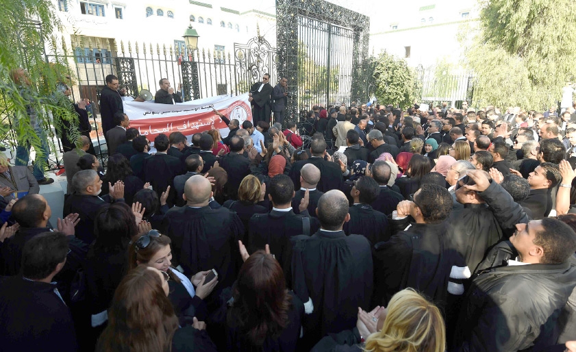 محامون تونسيون يتظاهرون ضد مشروع موازنة 2017