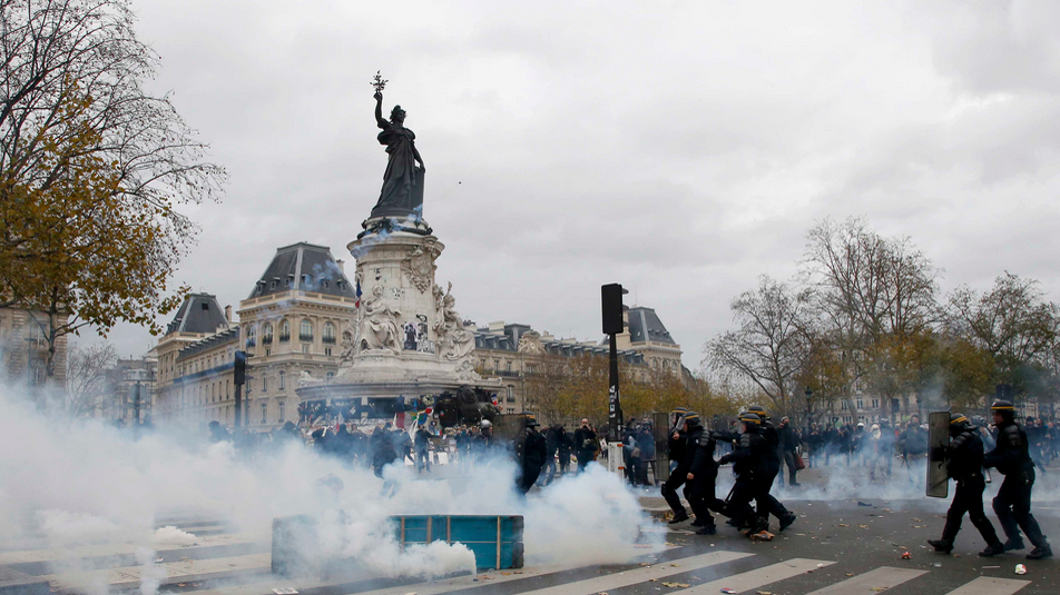 فرنسيون يعتصمون لليلة الثالثة احتجاجا على قانون العمل