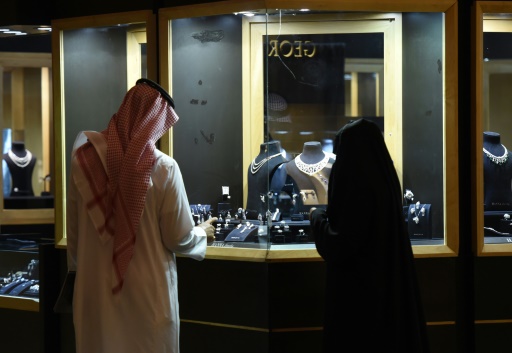 معرض الرياض السنوي للمجوهرات يلقى إقبالًا