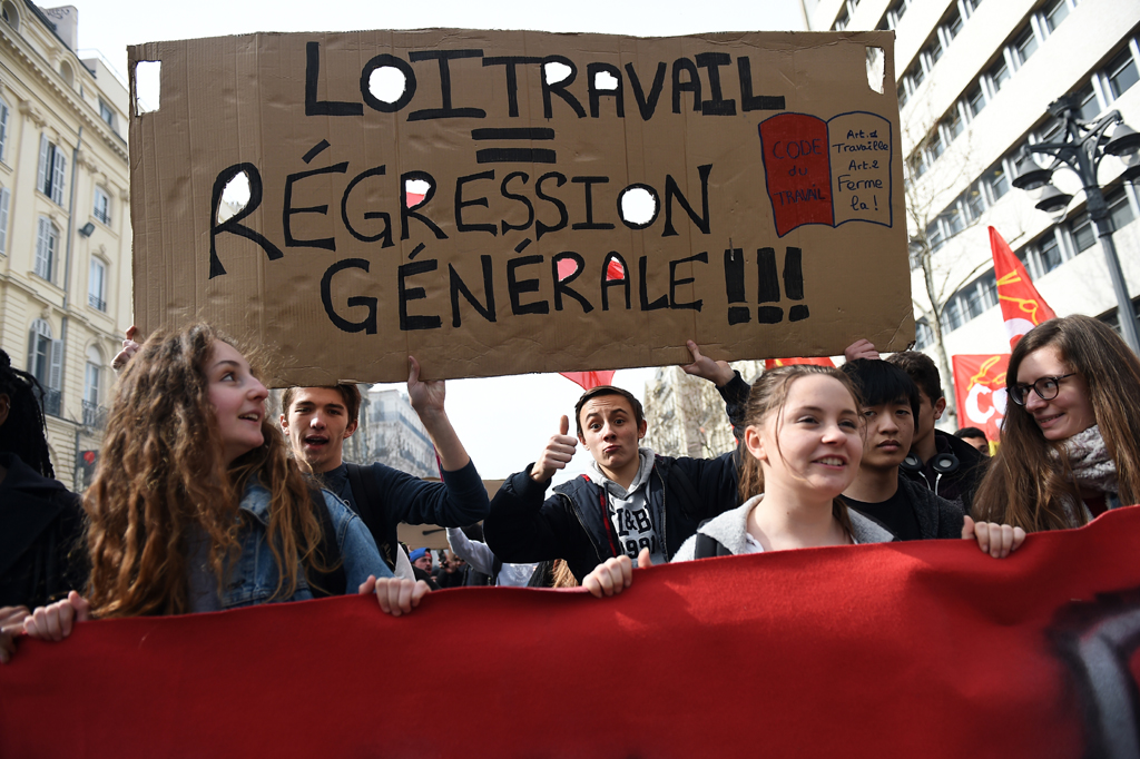 موظفون وطلاب فرنسيون في الشارع ضد قانون العمل