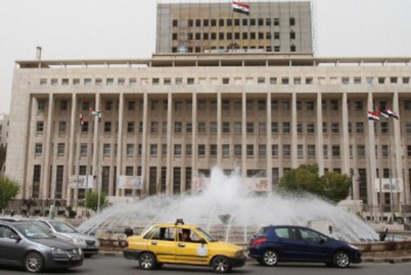مصرف سوريا المركزي يقرر ضخ ملايين الدولارات لاحتواء انخفاض الليرة