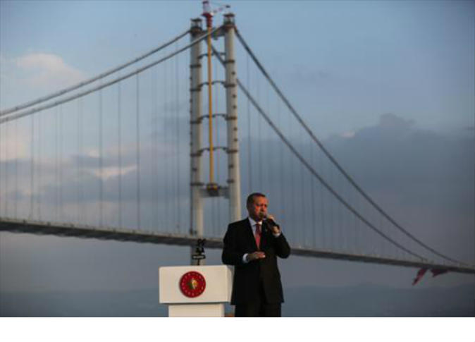 اردوغان يدشن جسرا في ازميت ضمن سلسلة مشاريعه الضخمة