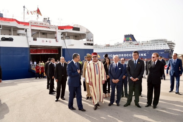 الملك محمد السادس لدى زيارته ميناء طنجة المتوسط