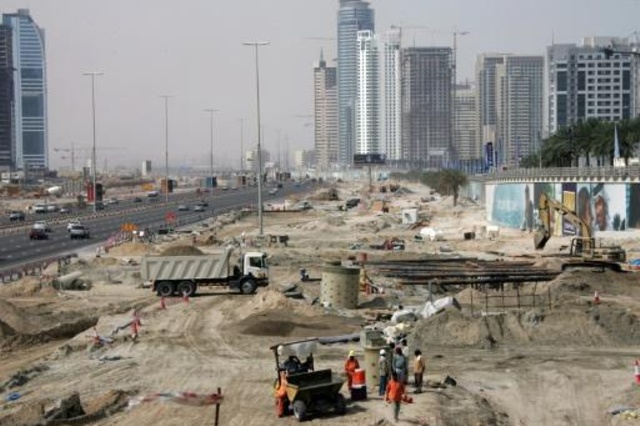 الإمارات تلزم المؤسسات توفير سكن للعمال