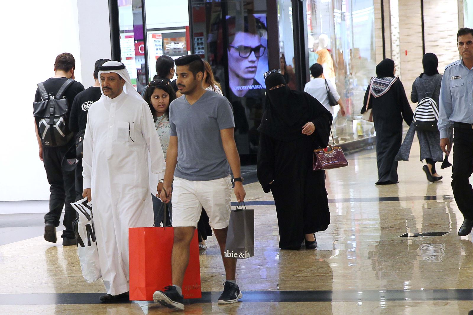 سعوديون: لا غنى عن دبي كوجهة للتسوق