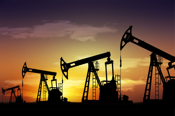 تخفيض إنتاج النفط حل لإخفاء التخمة ورفع الأسعار
