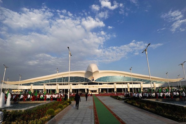 تركمانستان تفتتح مطارا دوليا على شكل طائر