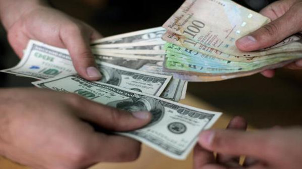 التضخم يدفع رئيس فنزويلا إلى رفع الحد الأدنى للأجور