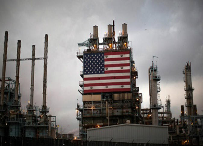 محللون: الأميركيون يستفيدون من خفض الانتاج النفطي لدول اوبك وروسيا
