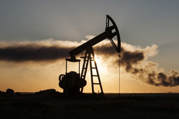 النفط يسجل أعلى مستوياته في عامين ونصف