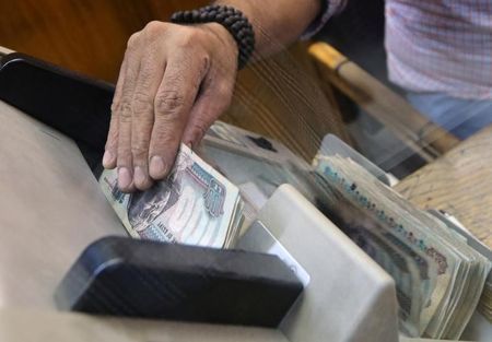 الجنيه المصري يرتفع أمام الدولار بعد انخفاض حاد