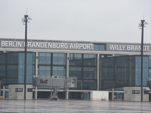 الغاء مئات الرحلات الجوية بسبب إضراب في مطاري برلين