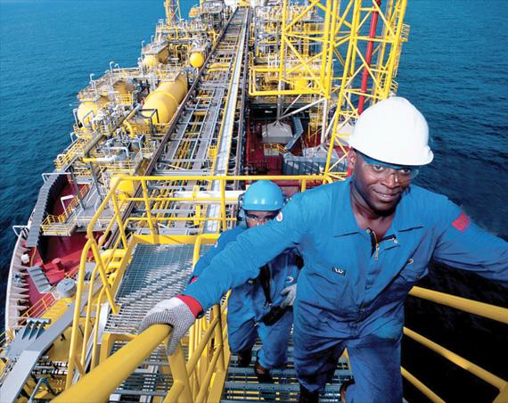 نيجيريا تأمر المجموعات النفطية بنقل مقارها إلى منطقة الإنتاج