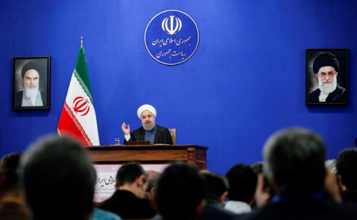 الرئيس الإيراني يدافع عن أدائه الاقتصادي قبل الانتخابات