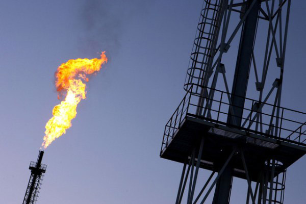 وكالة الطاقة: سوق النفط العالمي يقترب من التوازن