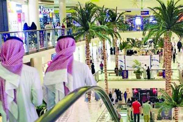 السعودية تقصر العمل بالمراكز التجارية على مواطنيها