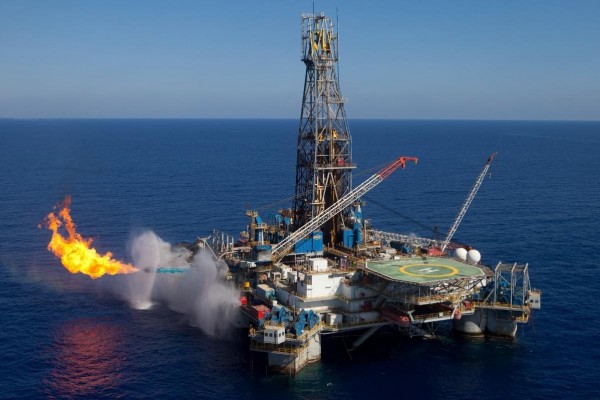 ترامب يعتزم تشجيع التنقيب البحري عن النفط والغاز