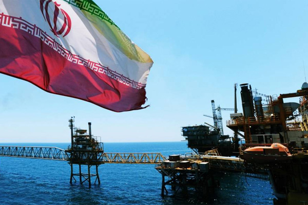 إيران تزيد الإنتاج في حقل نفطي مشترك مع السعودية