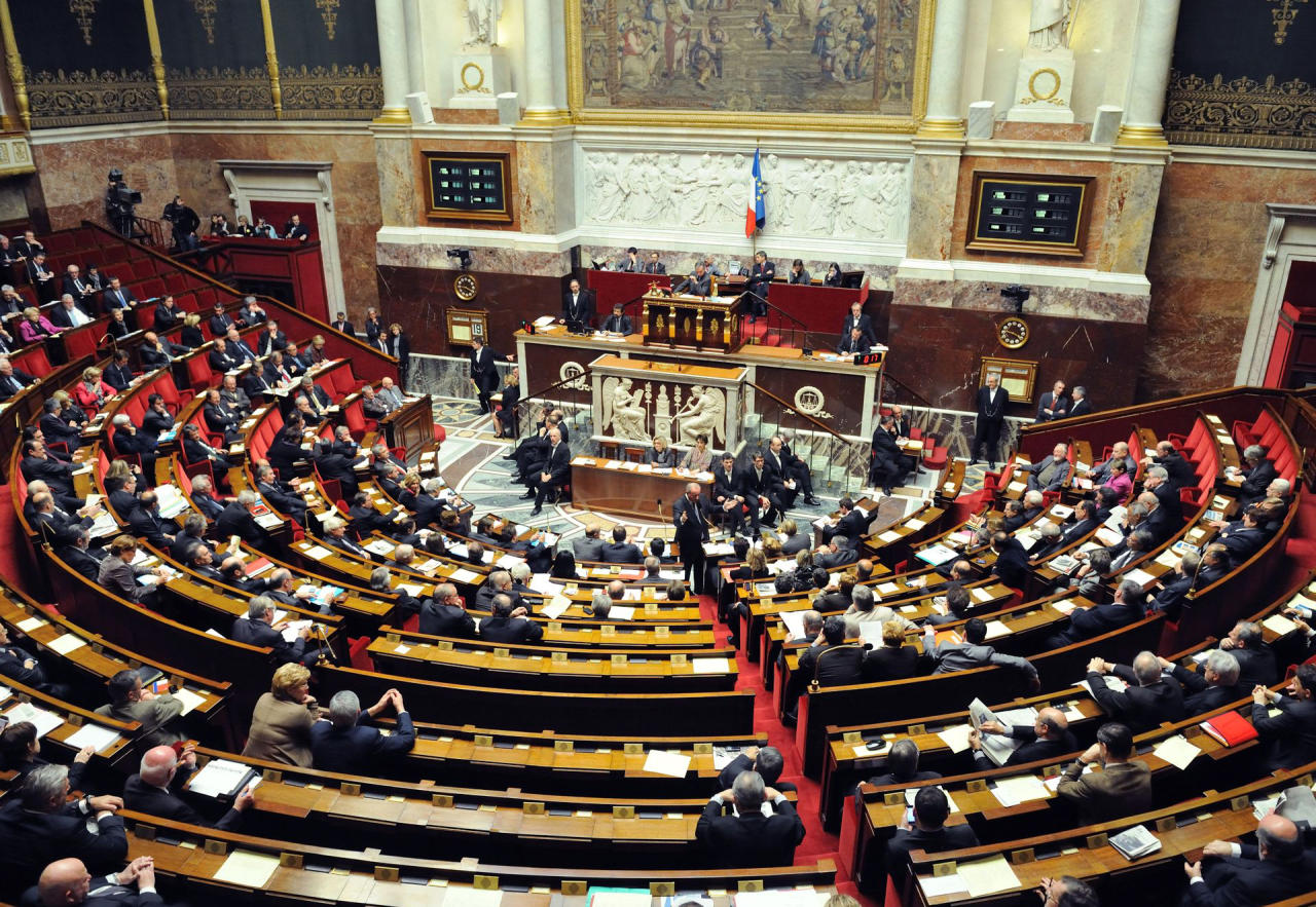 البرلمان الفرنسي يأذن لماكرون بتعديل قانون العمل