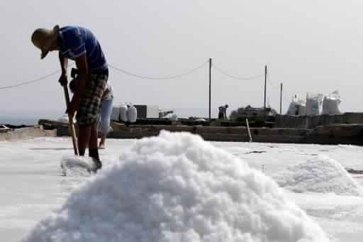 آخر منتجي الملح في لبنان يخشون اندثار مهنتهم