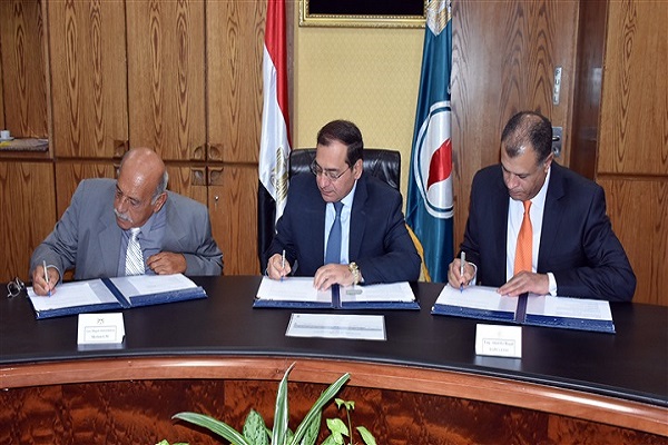 مصر توقع 3 اتفاقيات للتنقيب عن البترول والغاز